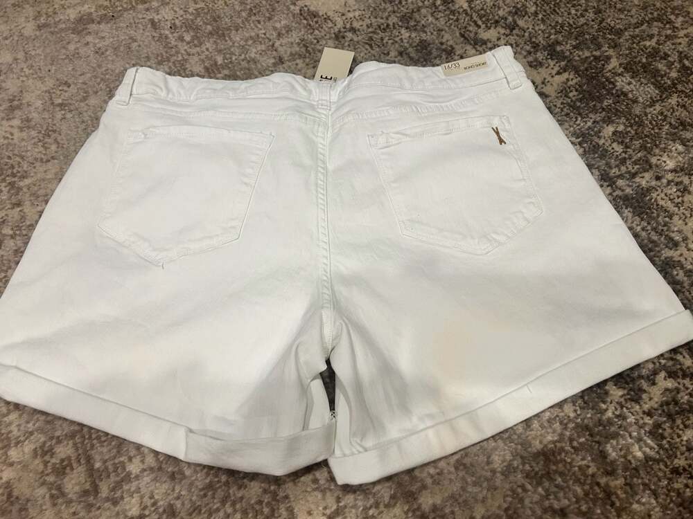 Vintage America Blues Floral Embroidered White Boho Denim Shorts Size 16/33 - Picture 3 of 5